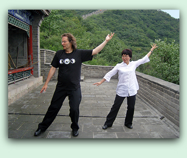 Qigong üben auf der Chinesischen Mauer